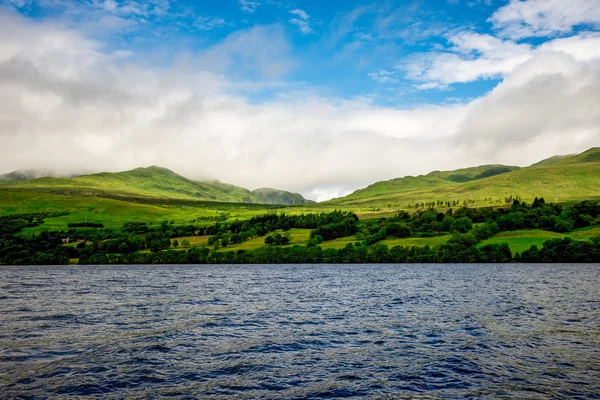 Yeşil çim tepelerin yamaçlarında manzaraya Merkezi İskoçya'daki Loch Tay — Stok fotoğraf