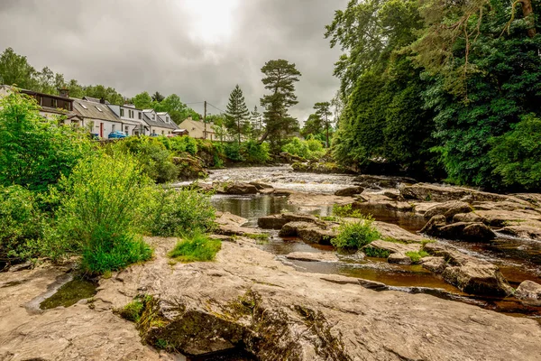 Falls rzeki Dochart w Loch Lomond i Parku Narodowego Trossachs w mieście Killin — Zdjęcie stockowe