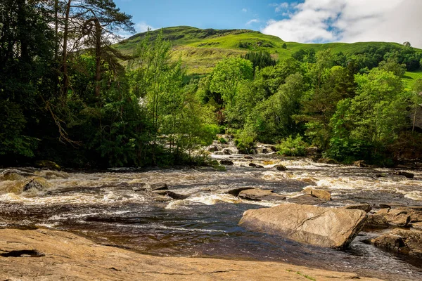 Falls of Dochart i górski krajobraz tła w mieście Killin — Zdjęcie stockowe