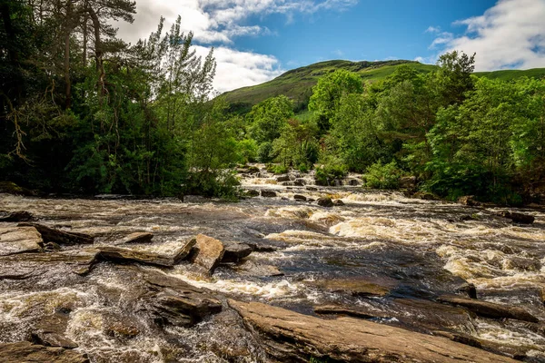 Falls of Dochart rzeki i góry krajobraz tła w mieście Killin — Zdjęcie stockowe