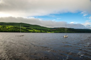 Loch Tay sularda iki küçük tekneler demirli