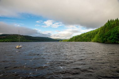 Loch Tay yaz görünümünde bulutlu hava