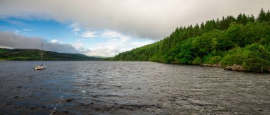 Loch Tay yaz görünümünde bulutlu hava