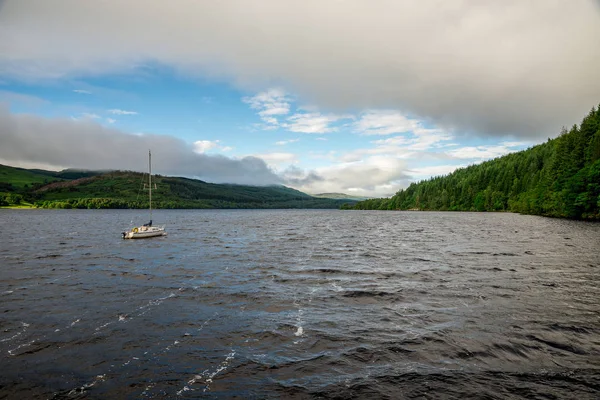 Widok latem Loch Tay w pochmurna pogoda — Zdjęcie stockowe