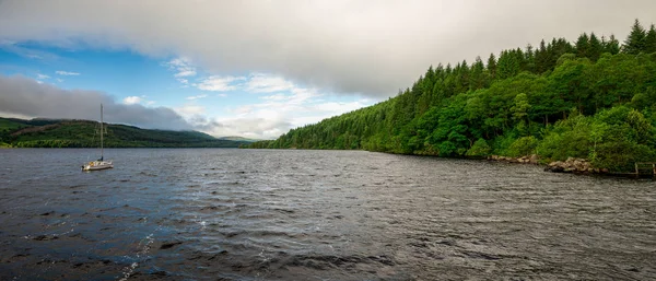 Loch Tay summer view in cloudy weather — Stock Photo, Image