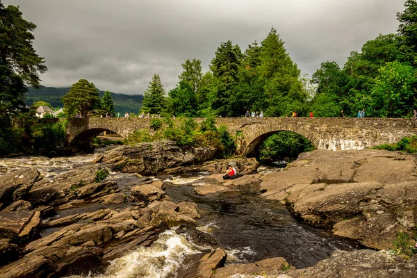 Bir köprüden diğer tarafa falls Dochart Killin bir kasaba görünümünde zevk turist