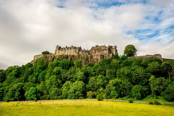 Una vista del castillo de Stirling en la cima de la colina rocosa en el centro de Escocia —  Fotos de Stock