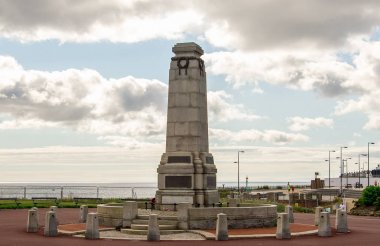 II. Dünya Savaşı Anıtı Whitley Bay Beach yakınındaki Newcastle, İngiltere
