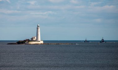 Whitley Bay Newcastle upon Tyne, İngiltere'de yakın bir adada bir deniz feneri