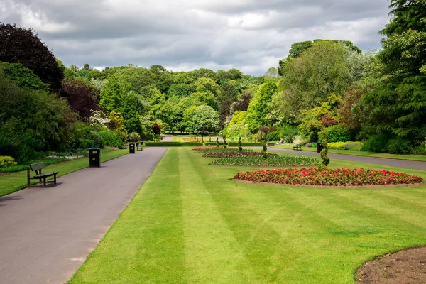 Callejón central con macizos de flores en Seaton Park, Aberdeen — Foto de Stock