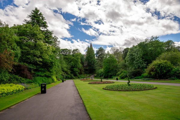 Callejón central con macizos de flores redondos y catedral de St Machar en un fondo en Seaton park, Aberdeen — Foto de Stock