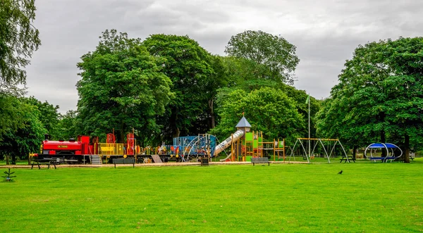 Grote speeltuin in Seaton Park, Aberdeen, Schotland — Stockfoto