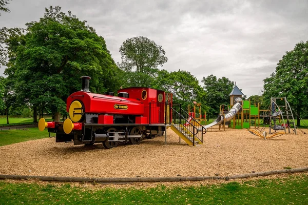Grote rode trein in Seaton buiten speeltuin van park, Aberdeen — Stockfoto
