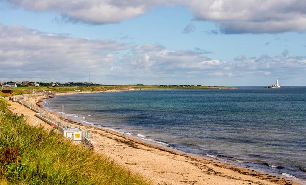 Whitley Bay beach och en fyr i en bakgrund i en sommardag, England — Stockfoto