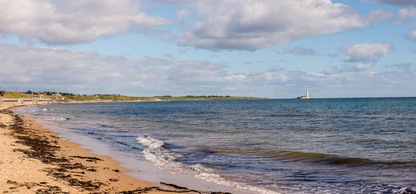 Πανόραμα της παραλίας Whitley Bay με ένα φάρο στο νησί, Αγγλία — Φωτογραφία Αρχείου