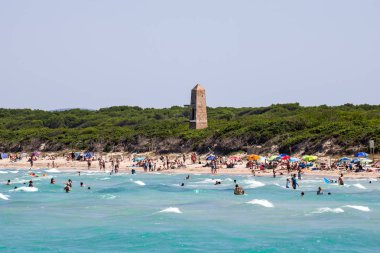 Alcudia, Mayorka, Balear Adaları, Temmuz 2017: Alcudia pimleri Kulesi ve Playa de Muro Beach'te Yüzme turizm