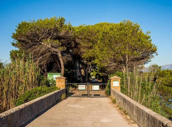 Puerta de entrada al Parque Natural de S 'Albufera cerca de Alcudia, Mallorca — Foto de Stock