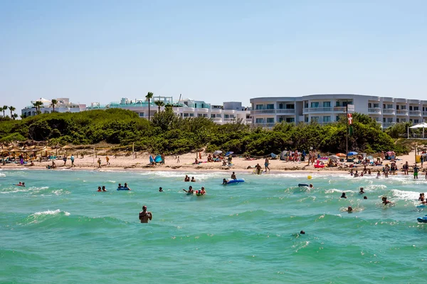 Alcudia, Mallorca, Baleári-szigetek, 2017. július: turisták ünnepek: Playa de Muro strand, az Alcudia-öböl — Stock Fotó