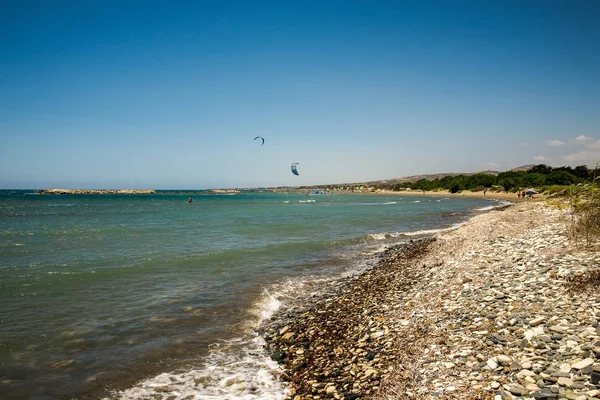 Lidé si kitesurfing jízdy na Aluminos pláži poblíž Larnaca — Stock fotografie