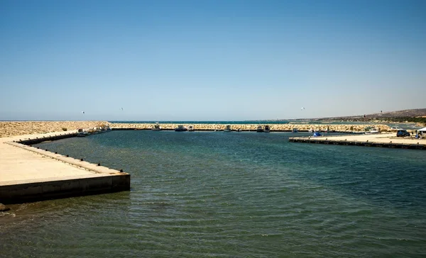 Marina vista sulla spiaggia di Aluminos "Secret Paradise" vicino a Larnaca — Foto Stock
