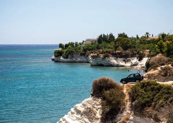 Čtyři kola řídit auto nebezpečně zaparkoval vedle srázu na guvernéra beach, Kypr — Stock fotografie