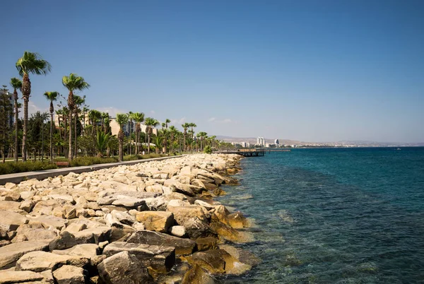 Limassol calçadão litoral com palmeiras altas ao longo dele, Chipre — Fotografia de Stock