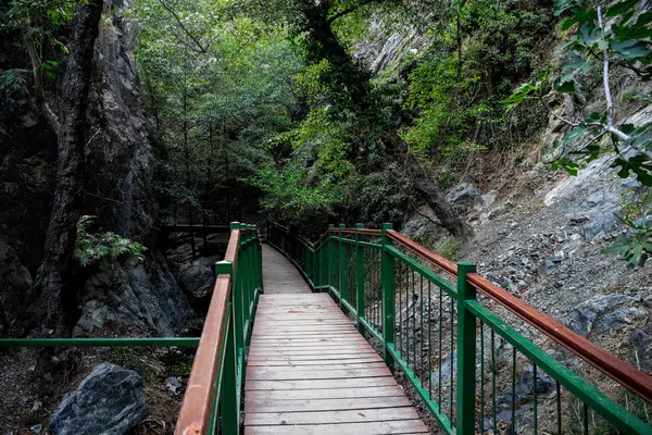 Uma ponte pedonal turística para acessar Millomeris Cachoeiras perto de Platres — Fotografia de Stock