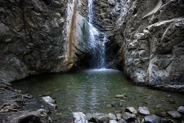 Cascata Millomeris e vista sulla piscina d'acqua vicino a Platres, Cipro — Foto Stock