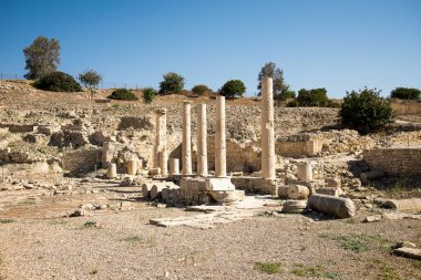 Limasol'daki Amathus antik kenti arkeolojik sütunlarda bir dizi