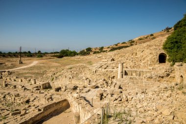 Antik Amathus kentin kemerli giriş, Limasol ve kırık sütun ile yıkıntıları