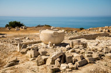 Limasol'da antik Acropolis sitedeki büyük bir taş vazo