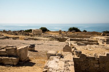 Akropolis Harabeleri ve Akrotiri arka planda, Limasol defne ile dev bir taş vazo