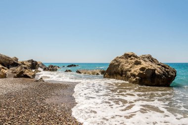 Kıyı şeridi manzara Siyahlısı Pissouri Beach, Limasol Bölgesi sonunda büyük bir kaya ile