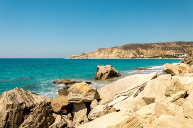 Pissouri Bay ve kayalık plaj görüntülemek, Limasol Bölgesi, Kıbrıs