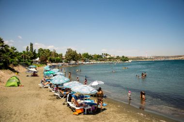Larnaka Bölgesi, Kıbrıs, Temmuz 2017: Andreas ve MELANI turist beach Yüzme çocuklar için güvenli