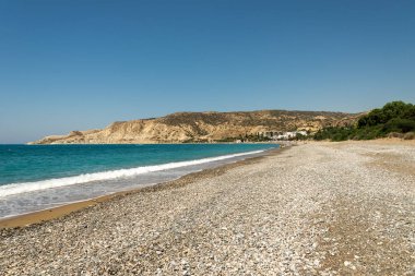 Pissouri, Kıbrıs, Temmuz 2017: Pissouri Bay çakıl plajı bir güneşli yaz günde bir görünüme