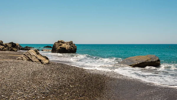 Pissouri Bay oblázkové pláže s velkými kameny v moři, Kypr — Stock fotografie