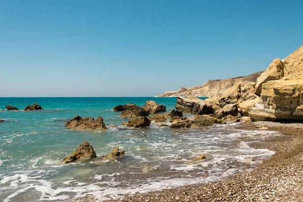 Pissouri Bay skalnaté krajině v blízkosti pebble beach, Kypr — Stock fotografie