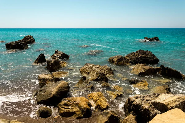 Nebezpečná skály a útesy v blízkosti pláže v zálivu Pissouri, Kypr — Stock fotografie