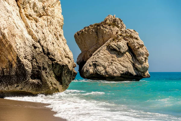 Velký kámen v moři vedle Aphrodite Rock na Kypru — Stock fotografie
