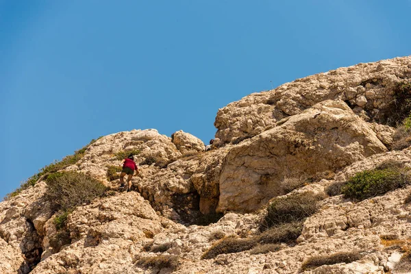 Kobieta, wspinaczce na szczyt Aphrodite Rock na Cyprze — Zdjęcie stockowe