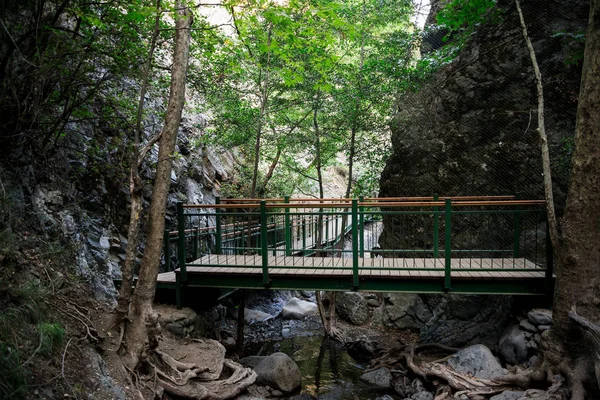 Una plataforma de observación y un puente en Millomeris cae cerca de Platres — Foto de Stock