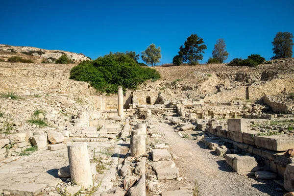 Une longue route le long de colonnes brisées à une porte voûtée à la fin à Amathus, Limassol — Photo