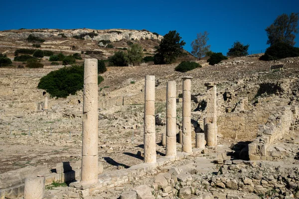 Colonnes restantes dans l'ancien site de la ville Amathus à Limassol — Photo