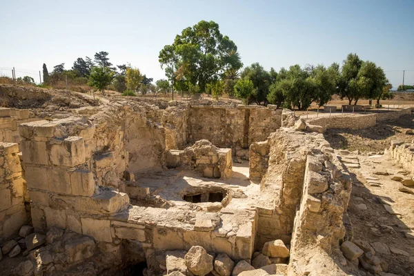 Einer der zimmer mit einem großen loch im boden in den antiken ruinen der amathus-stadt, limassol — Stockfoto