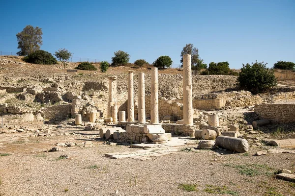 Limasol'daki Amathus antik kenti arkeolojik sütunlarda bir dizi