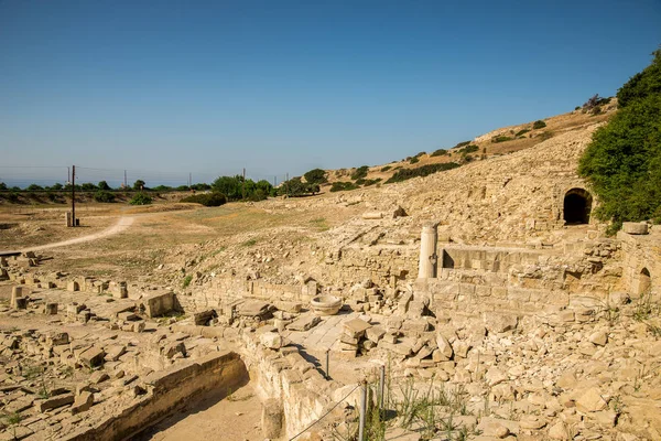 Ruines de l'ancienne ville Amathus avec une colonne cassée et une entrée voûtée, Limassol — Photo