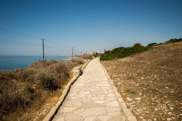 Dlážděné pěší cesta podél moře na starověké Akropole web Limassol — Stock fotografie