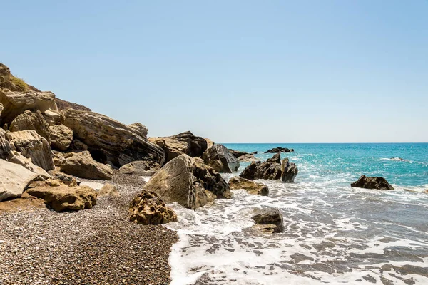 Skály na konci pláže Pissouri, Kypr — Stock fotografie