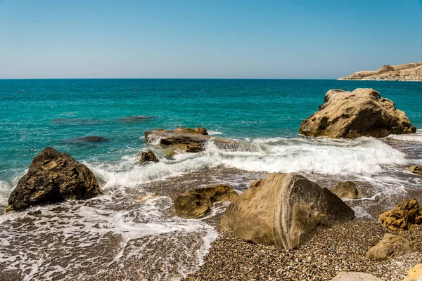 Vlny vstupující Pissouri oblázková pláž přes velké kameny ve vodě, Limassol district — Stock fotografie